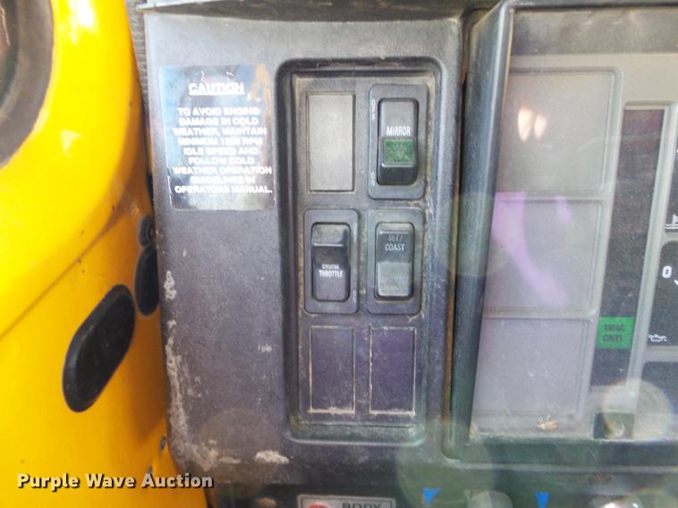 image for item DC7426 2001 International 4900 Crew Cab dump truck