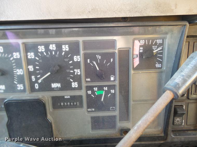 image for item DC7426 2001 International 4900 Crew Cab dump truck