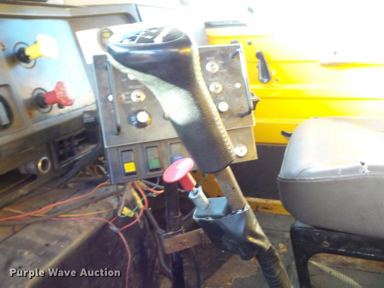 image for item DC7426 2001 International 4900 Crew Cab dump truck