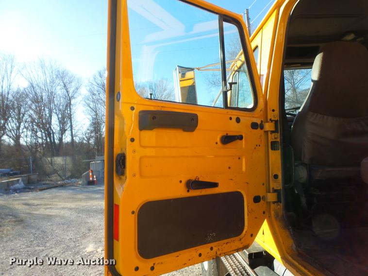 image for item DC7426 2001 International 4900 Crew Cab dump truck