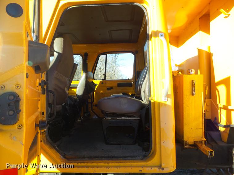 image for item DC7426 2001 International 4900 Crew Cab dump truck