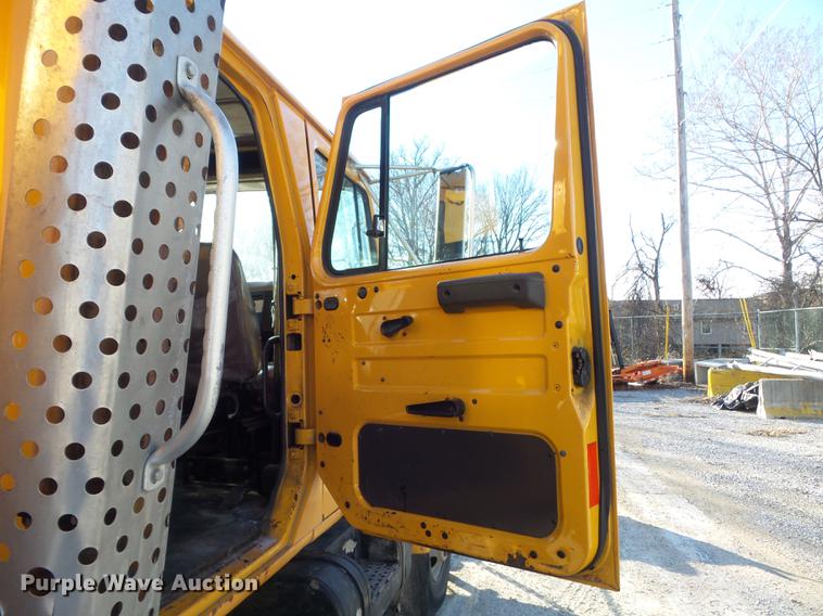 image for item DC7426 2001 International 4900 Crew Cab dump truck