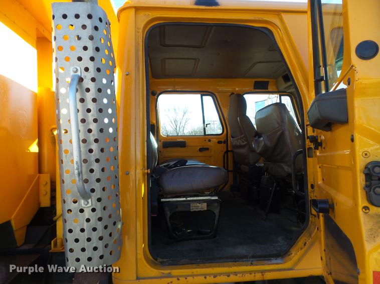 image for item DC7426 2001 International 4900 Crew Cab dump truck