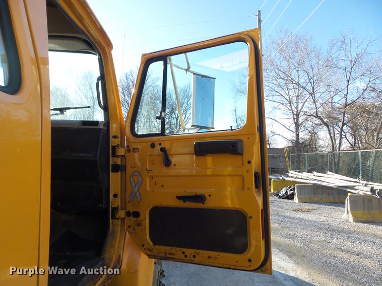 image for item DC7426 2001 International 4900 Crew Cab dump truck