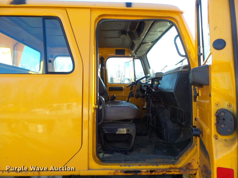 image for item DC7426 2001 International 4900 Crew Cab dump truck