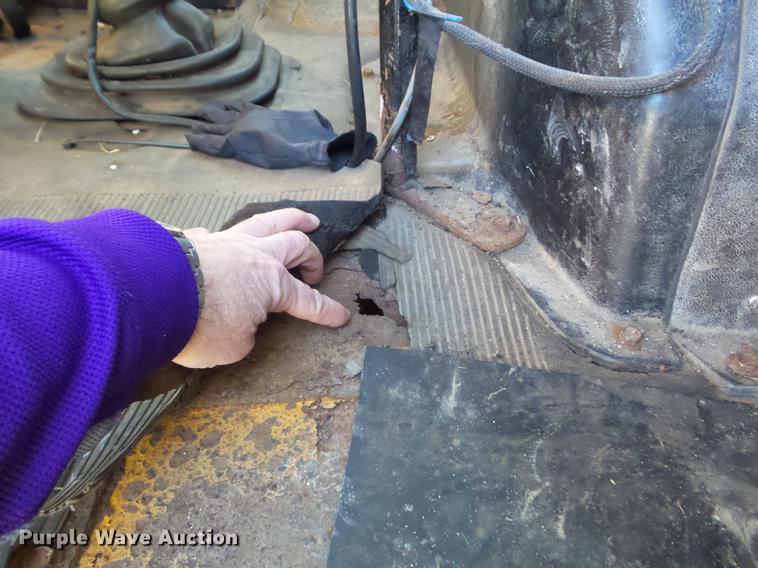 image for item DC7426 2001 International 4900 Crew Cab dump truck