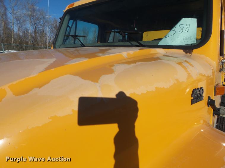 image for item DC7426 2001 International 4900 Crew Cab dump truck