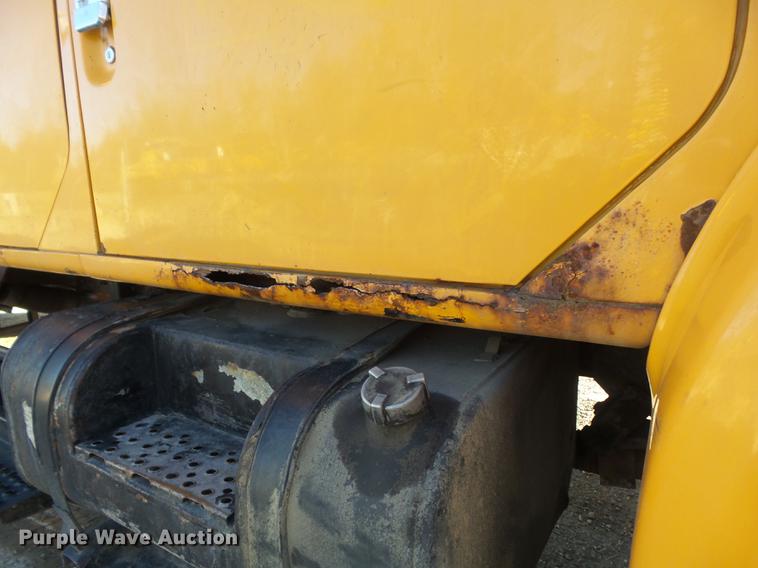 image for item DC7426 2001 International 4900 Crew Cab dump truck