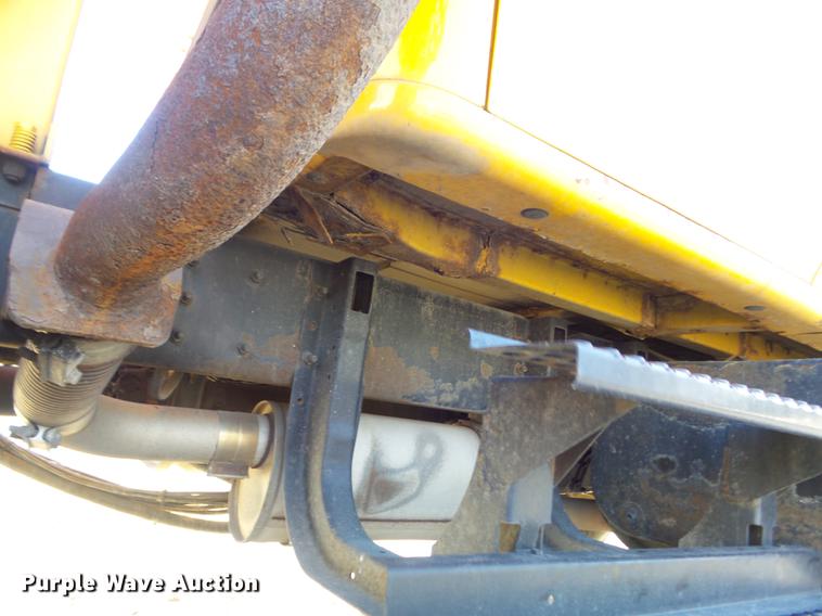 image for item DC7426 2001 International 4900 Crew Cab dump truck