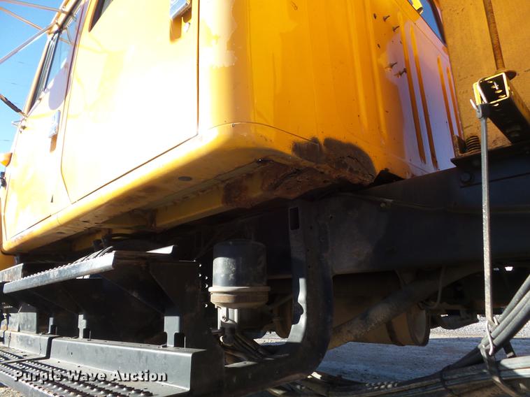 image for item DC7426 2001 International 4900 Crew Cab dump truck