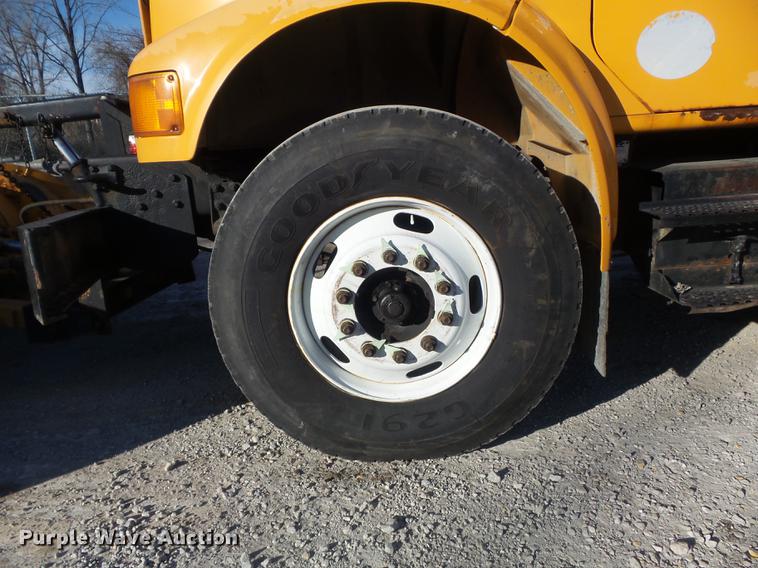 image for item DC7426 2001 International 4900 Crew Cab dump truck