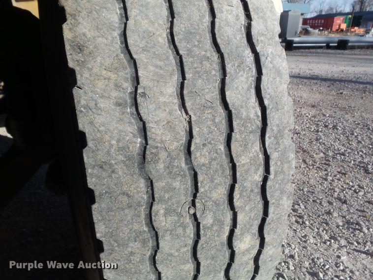 image for item DC7426 2001 International 4900 Crew Cab dump truck