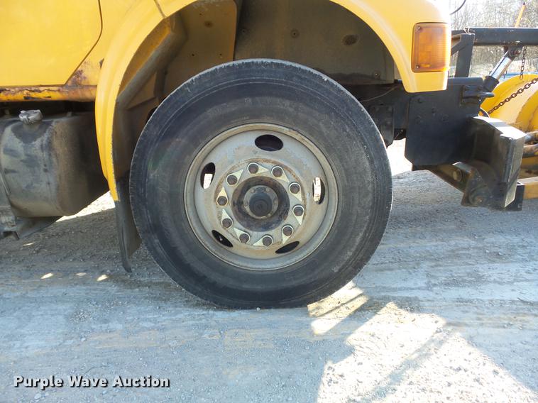 image for item DC7426 2001 International 4900 Crew Cab dump truck