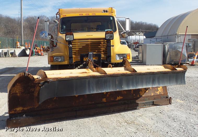 image for item DC7430 2000 International 4900 dump truck