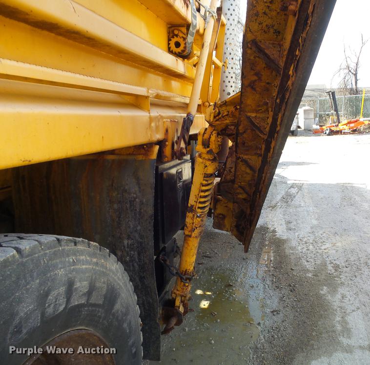 image for item DC7430 2000 International 4900 dump truck
