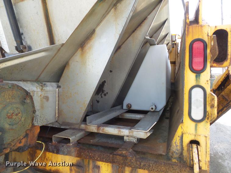 image for item DC7430 2000 International 4900 dump truck