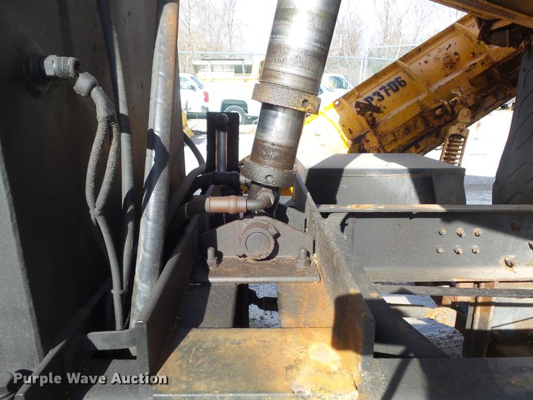 image for item DC7430 2000 International 4900 dump truck