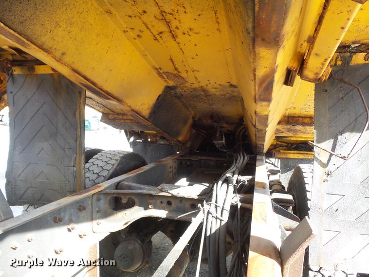 image for item DC7430 2000 International 4900 dump truck