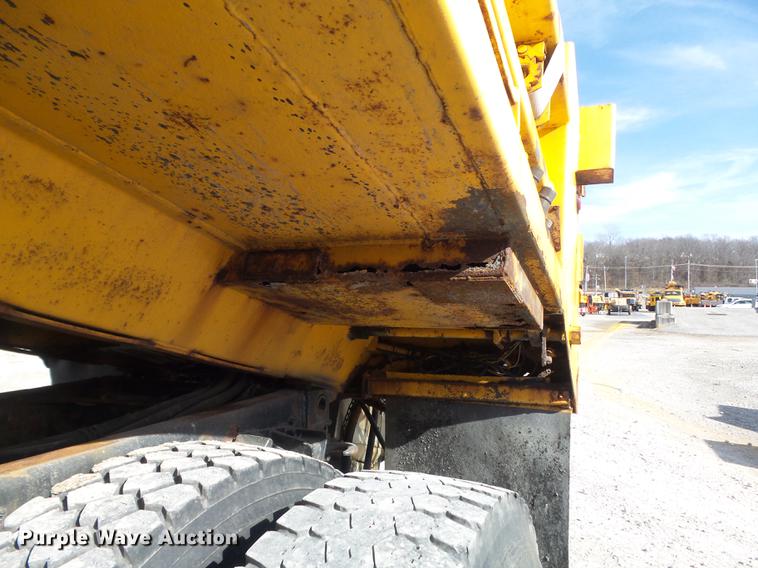 image for item DC7430 2000 International 4900 dump truck