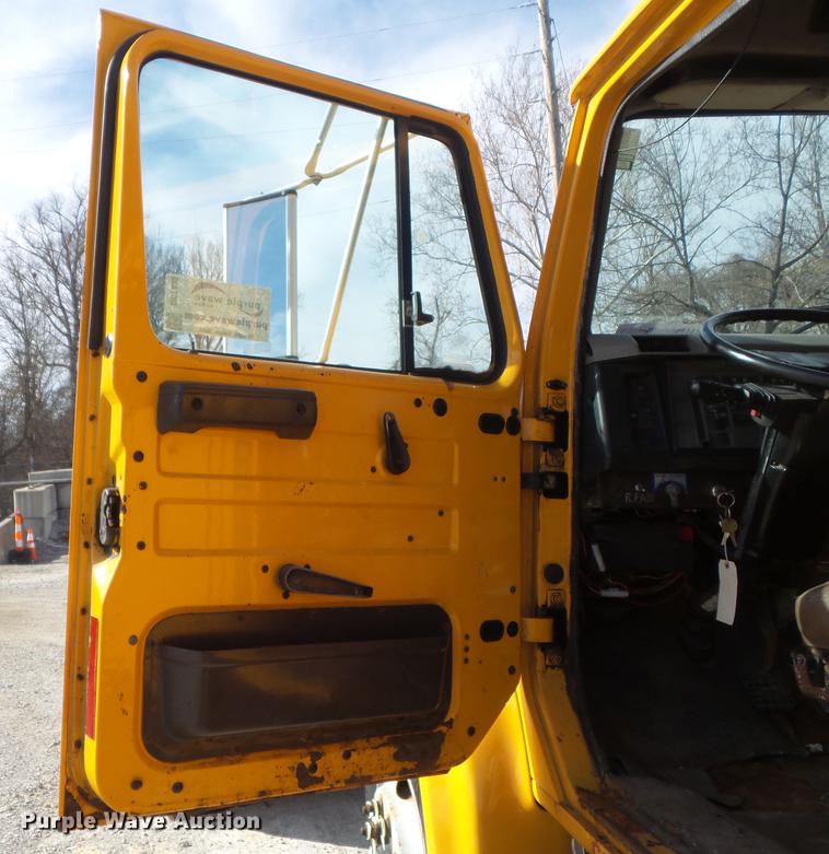 image for item DC7430 2000 International 4900 dump truck