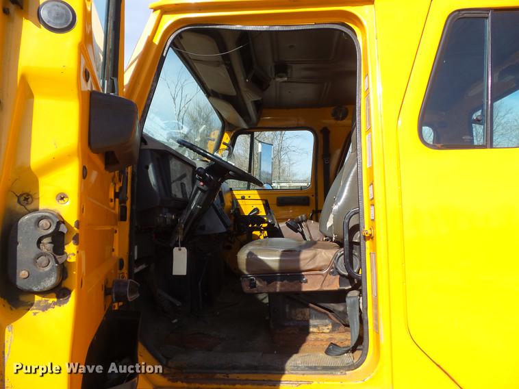 image for item DC7430 2000 International 4900 dump truck