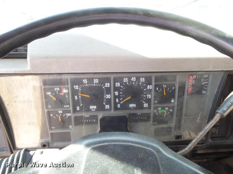 image for item DC7430 2000 International 4900 dump truck