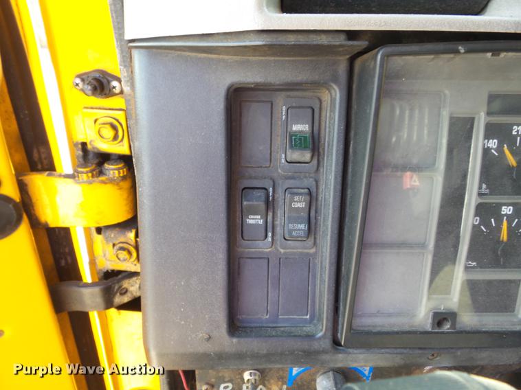 image for item DC7430 2000 International 4900 dump truck