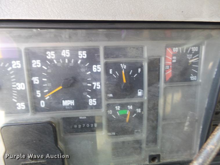 image for item DC7430 2000 International 4900 dump truck