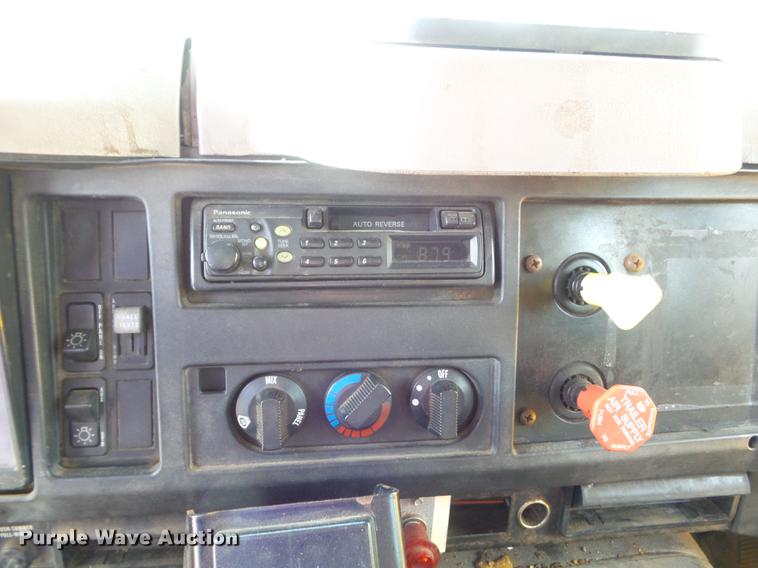 image for item DC7430 2000 International 4900 dump truck