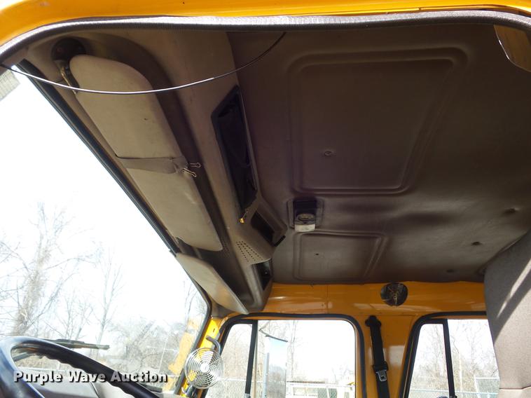 image for item DC7430 2000 International 4900 dump truck