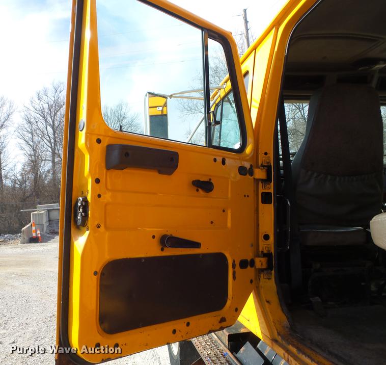 image for item DC7430 2000 International 4900 dump truck