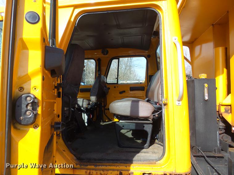 image for item DC7430 2000 International 4900 dump truck