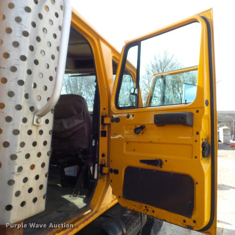 image for item DC7430 2000 International 4900 dump truck