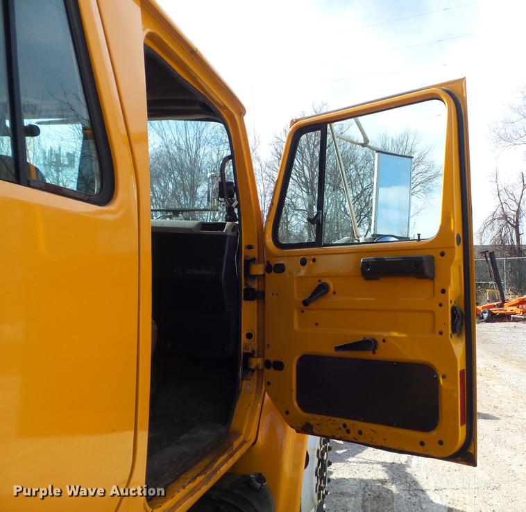 image for item DC7430 2000 International 4900 dump truck