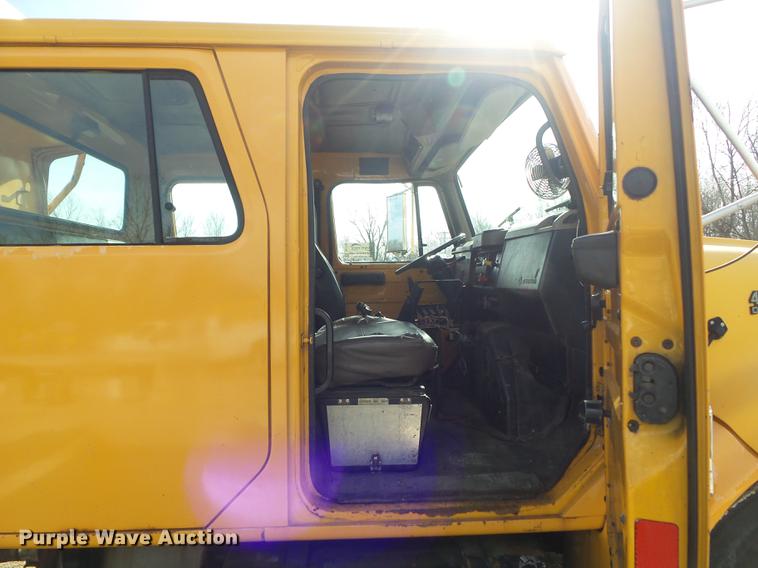 image for item DC7430 2000 International 4900 dump truck