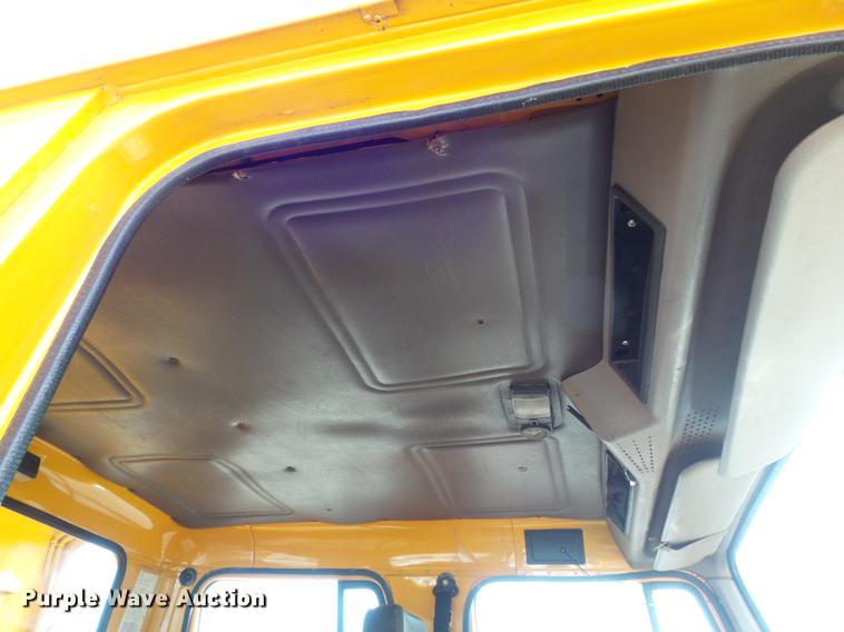 image for item DC7430 2000 International 4900 dump truck