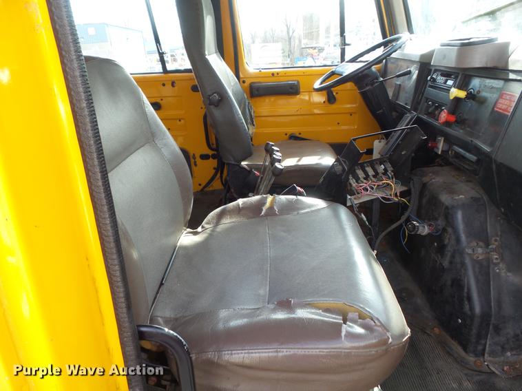 image for item DC7430 2000 International 4900 dump truck