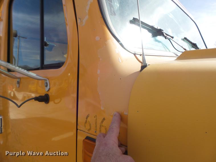 image for item DC7430 2000 International 4900 dump truck