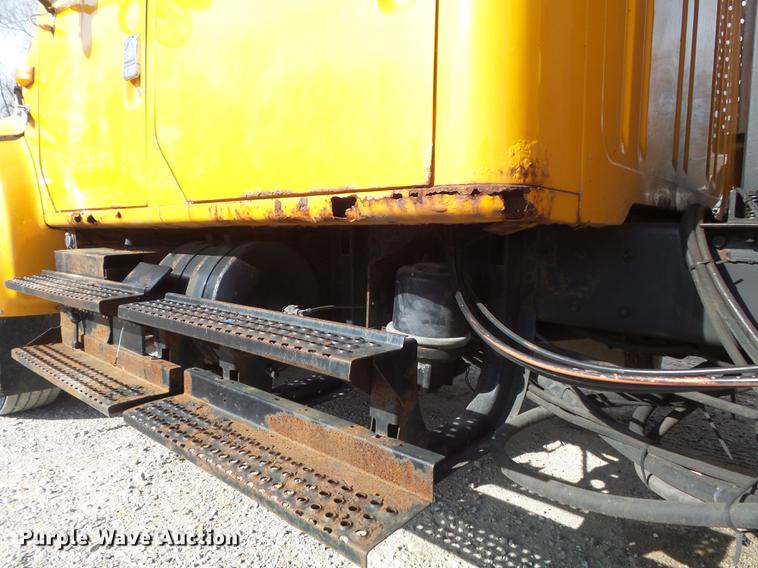 image for item DC7430 2000 International 4900 dump truck