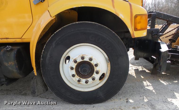 image for item DC7430 2000 International 4900 dump truck