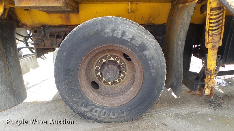 image for item DC7430 2000 International 4900 dump truck