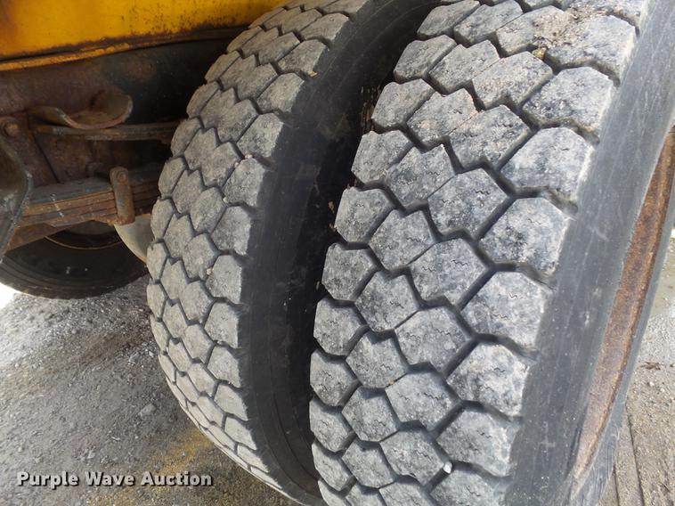 image for item DC7430 2000 International 4900 dump truck