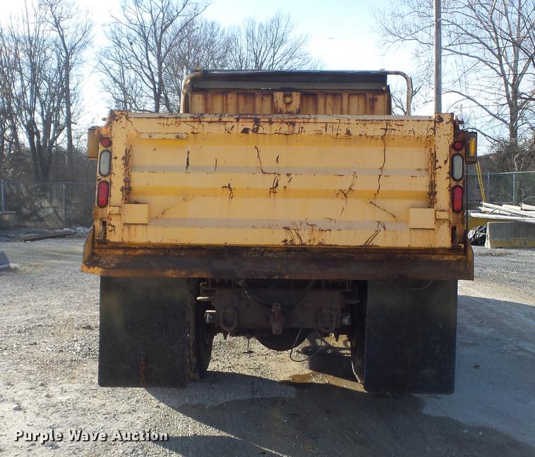 image for item DC7431 2001 International 4900 dump truck
