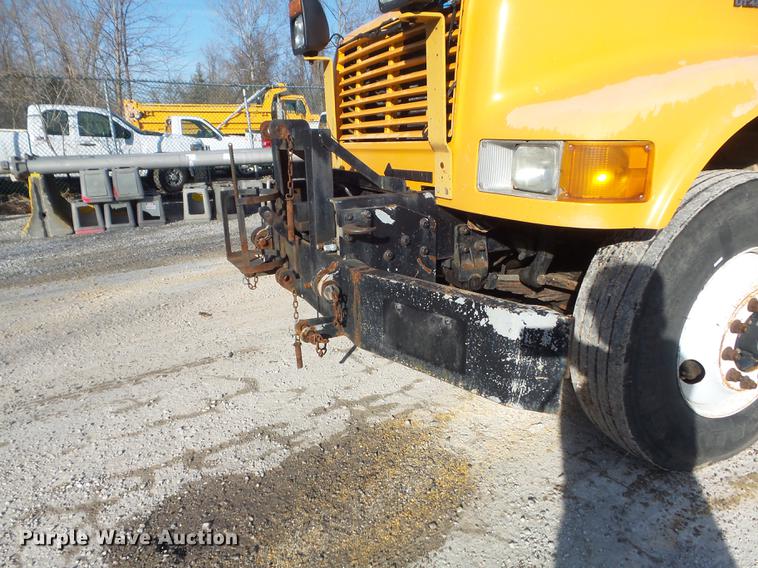 image for item DC7431 2001 International 4900 dump truck