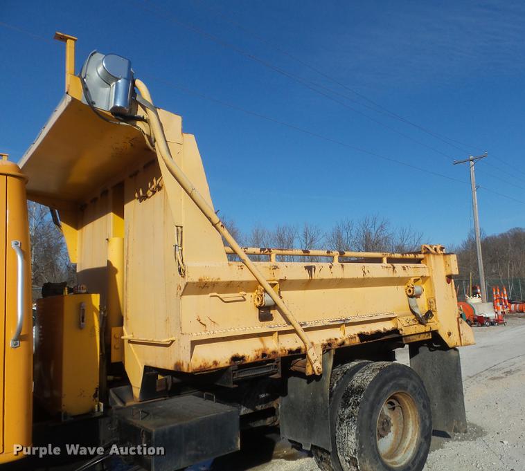 image for item DC7431 2001 International 4900 dump truck