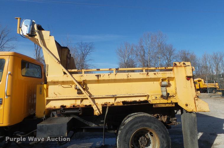 image for item DC7431 2001 International 4900 dump truck