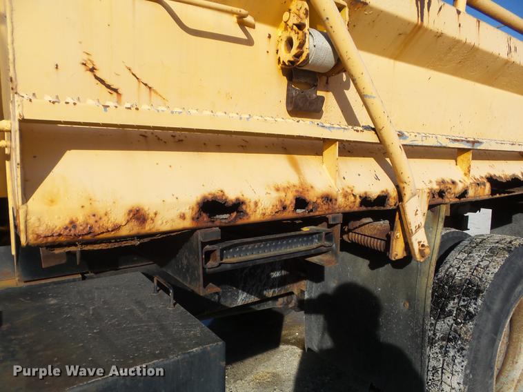 image for item DC7431 2001 International 4900 dump truck
