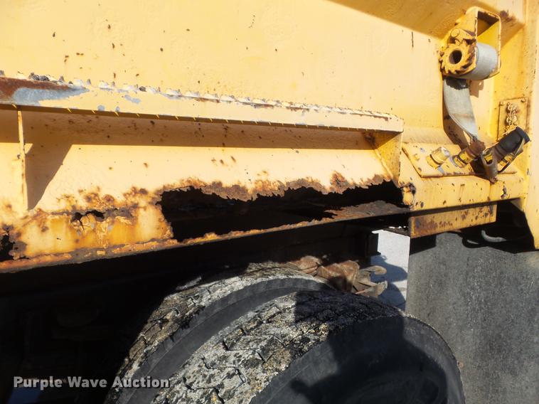 image for item DC7431 2001 International 4900 dump truck