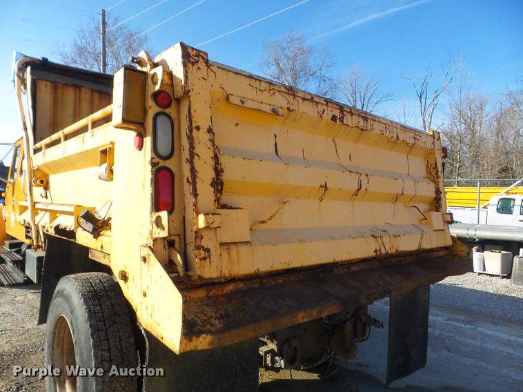 image for item DC7431 2001 International 4900 dump truck