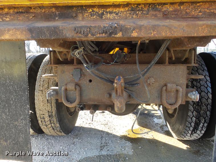 image for item DC7431 2001 International 4900 dump truck